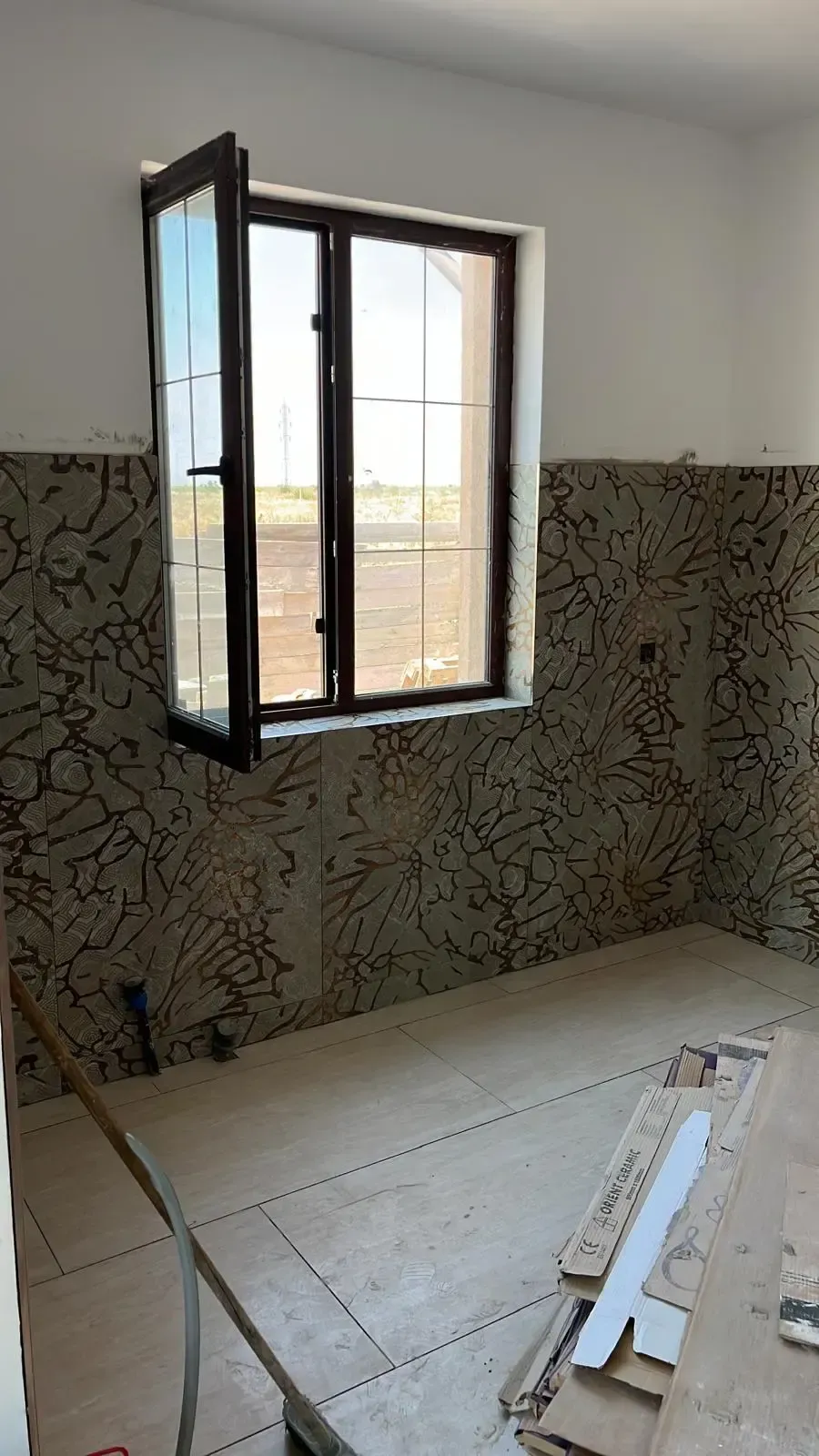 Habitación con pared revestida de cerámica decorativa